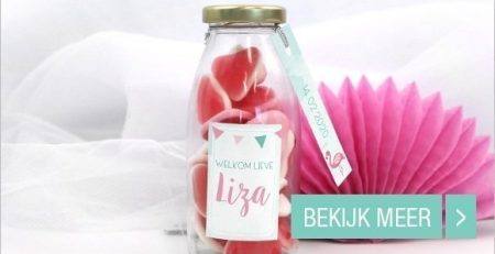 Melkfles gevuld met hartjes en een persoonlijk label kraambedankjes