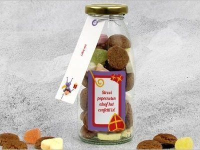 Melkflesje gevuld met pepernoten voor Sinterklaas