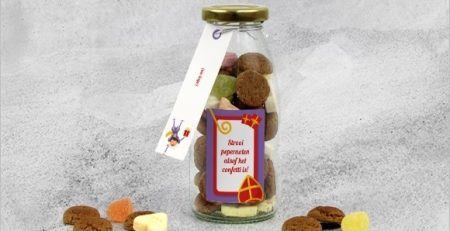 Melkflesje gevuld met pepernoten voor Sinterklaas