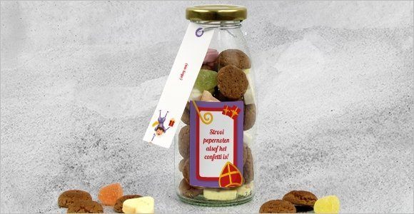 Melkflesje gevuld met pepernoten voor Sinterklaas