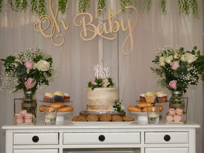 babyshower bedankjes Feestelijke tafel met babyshower lekkernijen en bloemen