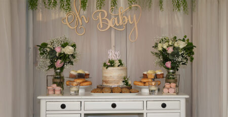 babyshower bedankjes Feestelijke tafel met babyshower lekkernijen en bloemen