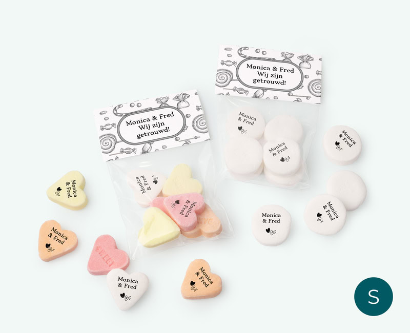 Photo of an S-size flat bag with printed sweets, personalised as a wedding thank-you gift