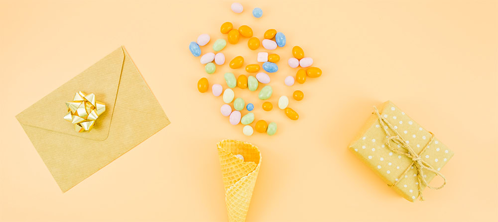 Kleurige snoepjes en cadeautjes op een oranje achtergrond