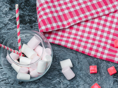 Blogafbeelding zomerse snoepbedankjes op een tafel